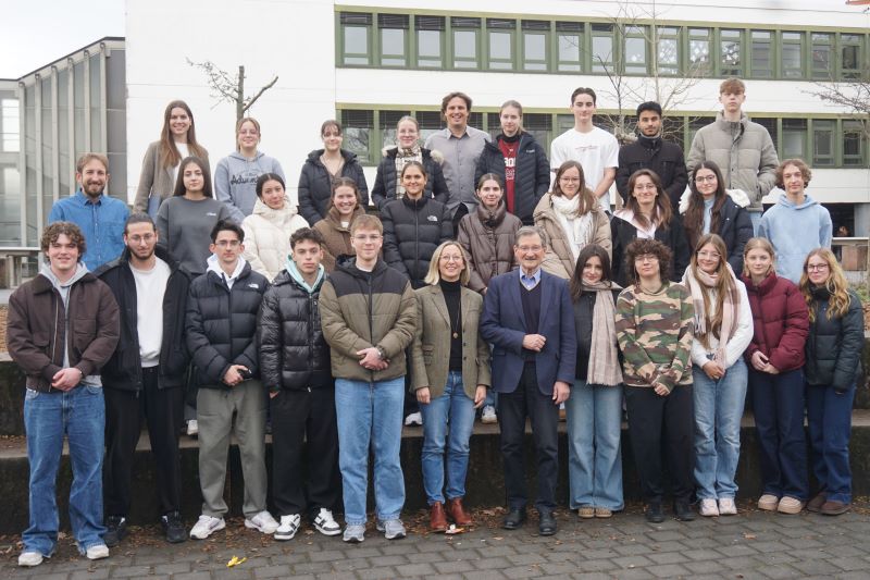 „Die Meinungsfreiheit gilt extensiv!“ – Ex-Bundestagsvizepräsident Hermann Otto Solms debattiert mit LKs Geschichte und Sozialkunde